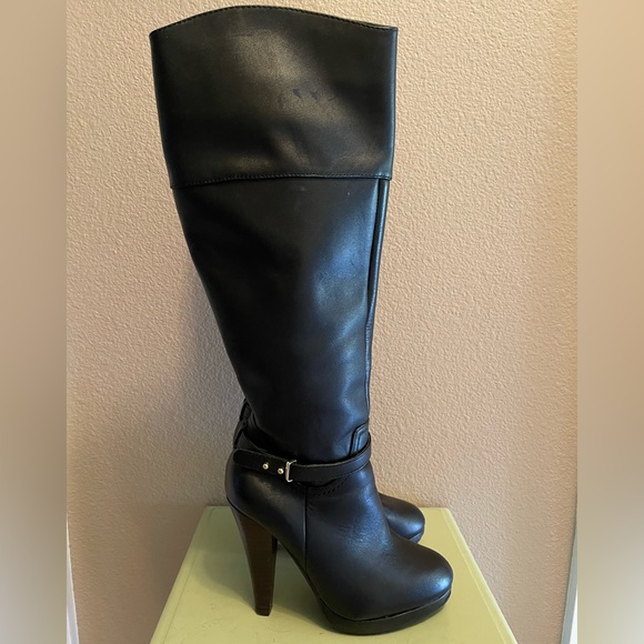 Fashionable and sturdy boots - Picture 2 of 4